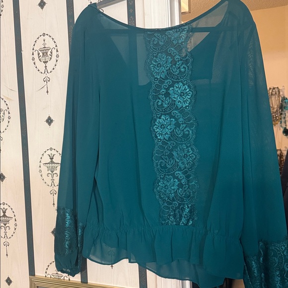 Green blouse. - Picture 1 of 7